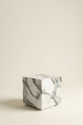 Calacatta Oyster Short plinth, 400 × 400 × 450 mm — PLNTH Edition